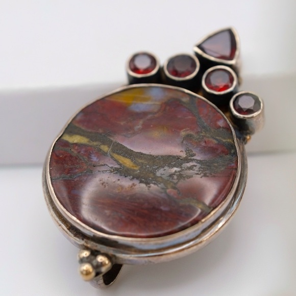 Stunner that shifts in LIGHT .925 Sterling Silver With 5 Garnet stones & Jasper - Picture 4 of 16